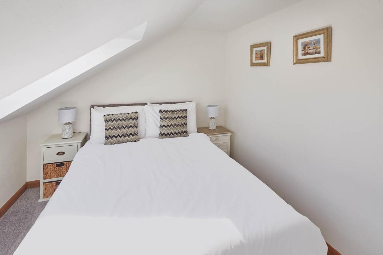 Apartment Host & - Robins Den Whitby